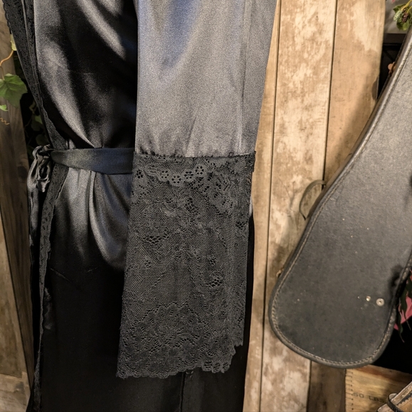Black Silky lace robe.  med - Picture 3 of 4